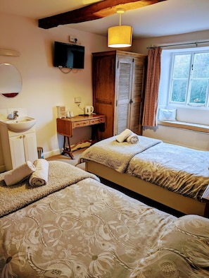 Comfort Twin Room, Ensuite (3)