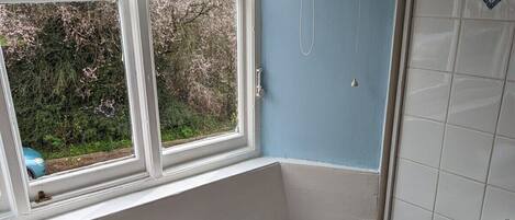 Bany amb finestra, banyera i un lavabo.
