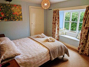 Blackout curtains, iron/ironing board, free WiFi, bed sheets - Bartholomew Arms (Towcester)