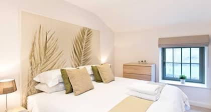 Large luxury farmhouse retreat situated in a rural hamlet, perfect for large gatherings of up to 50