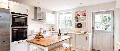 冷蔵庫、電子レンジ、オーブン、食器洗い機