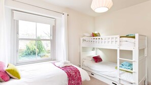 2 bedrooms, iron/ironing board, travel cot, free WiFi - A cosy country cottage in the village of Curbar with amazing views of Curbar Edge (Curbar)