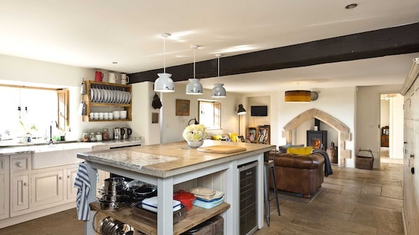 Fridge, microwave, oven, dishwasher - Stunning refurbished 6 bedroom Farmhouse, close to Monyash & the High Peak Trail. (Monyash)