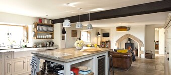 Stunning refurbished 6 bedroom Farmhouse, close to Monyash & the High Peak Trail.