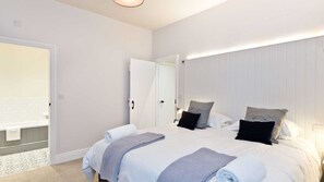 8 bedrooms, iron/ironing board, free WiFi, bed sheets - Collection of 4 charming barns offering group accommodation for 16, close to Bakewell (Bakewell)