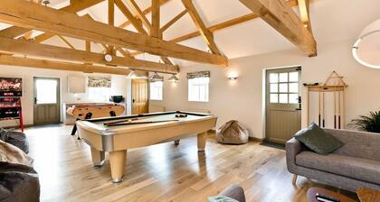 Luxury farmhouse, sleeping up to 18 guests in 8 bedrooms, with superb games room