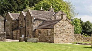 Exterior - Luxury farmhouse, sleeping up to 18 guests in 8 bedrooms, with superb games room (Darley Moor)
