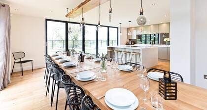 8 bedroom modern holiday home in the Derbyshire Dales, close to Carsington Water