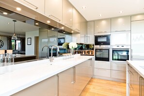 Fridge, microwave, oven, dishwasher - 8 bedroom modern holiday home in the Derbyshire Dales, close to Carsington Water (Atlow)