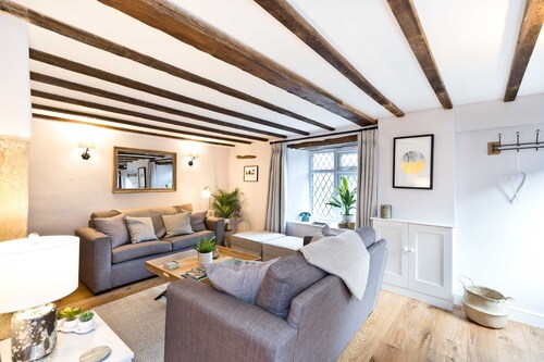 Cosy 2 bedroom boutique styled cottage in the village of Great Longstone.