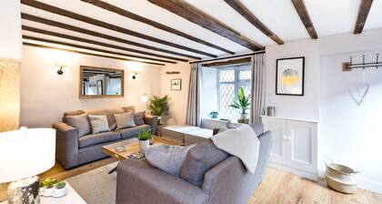 Cosy 2 bedroom boutique styled cottage in the village of Great Longstone.