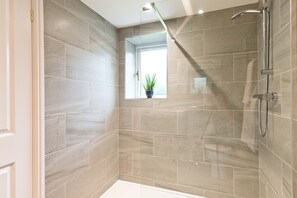 Een douche, een haardroger, handdoeken