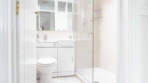 Douche, sèche-cheveux, serviettes fournies
