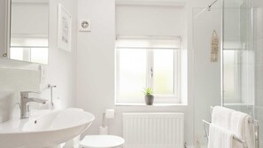 Ducha, secador de pelo y toallas