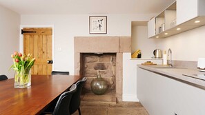 Een koelkast, een microgolfoven, een oven, een vaatwasser