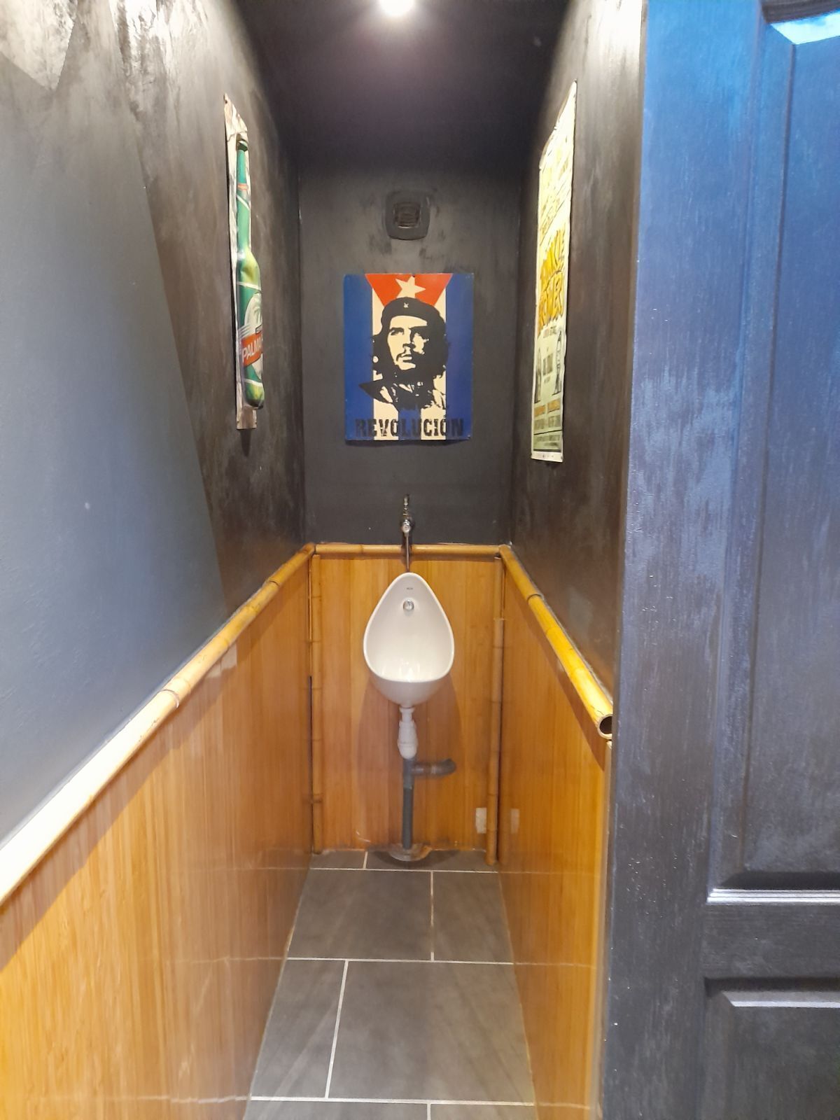 Een douche, een haardroger, handdoeken, zeep