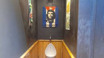 Een douche, een haardroger, handdoeken, zeep