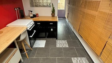 Fridge, oven, stovetop, coffee/tea maker