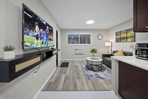 Una televisión, una oficina