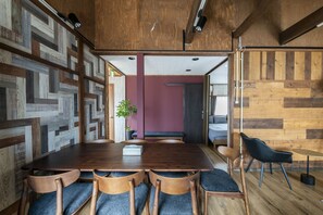 Habitación básica | Área de sala de estar | Televisión 