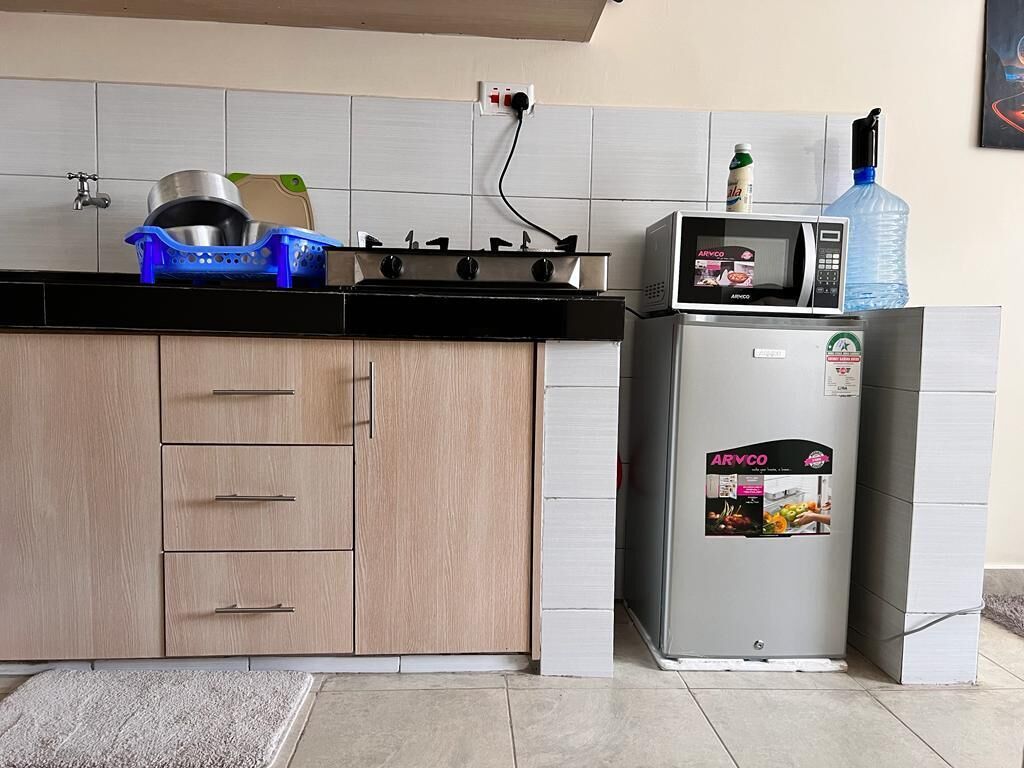 Refrigerador, microondas, utensilios de cocina