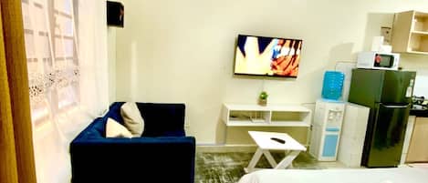 Deluxe studio | Woonruimte | Een 24-inch smart-tv met digitale zenders