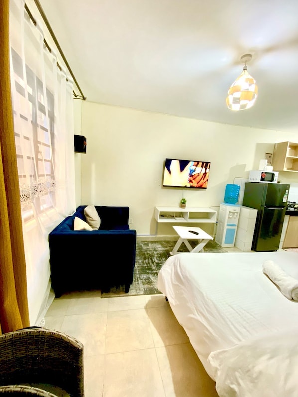 Studio Deluxe | Coin séjour | TV connectée de 24 pouces avec chaînes numériques