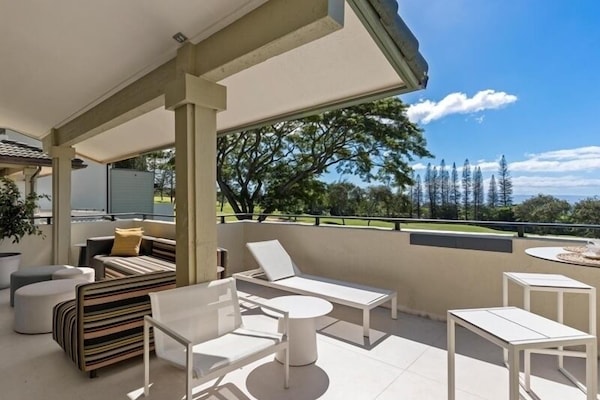 Large lanai with outdoor sectional, sun lounger and bar table