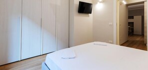 1 bedroom, desk, laptop workspace, soundproofing - Vista Arco della pace CASTELLO SFORZESCO (Milan)
