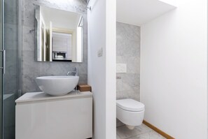 A modern bathroom with a large white sink, a mirror, and a toilet. - Vista Arco della pace CASTELLO SFORZESCO (Milan)