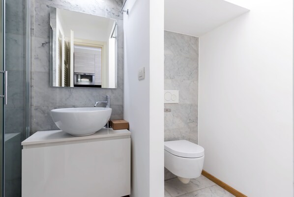 Exclusive-Apartment, 1 Doppelbett und Schlafsofa, Stadtblick | Badezimmer | Dusche, kostenlose Toilettenartikel, Haartrockner, Bidet