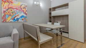 Leilighet – exclusive, 1 dobbeltseng med sovesofa, byutsikt | Oppholdsområde | Flatskjerm-TV