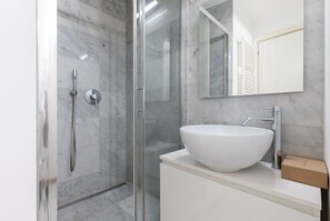 Exclusive-Apartment, 1 Doppelbett und Schlafsofa, Stadtblick | Badezimmer | Dusche, kostenlose Toilettenartikel, Haartrockner, Bidet