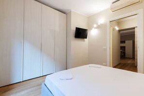 1 bedroom, desk, laptop workspace, soundproofing - Vista Arco della pace CASTELLO SFORZESCO (Milan)