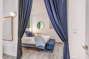 1 Schlafzimmer, Zimmersafe, Schreibtisch, Bügeleisen/Bügelbrett