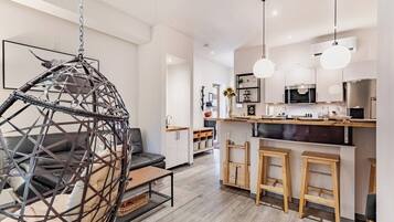 Smart TV, fireplace