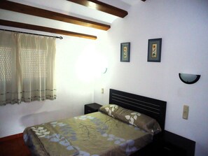 1 chambre, fer et planche à repasser, draps fournis