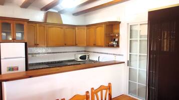 Een koelkast, een magnetron, een koffiezetapparaat/waterkoker