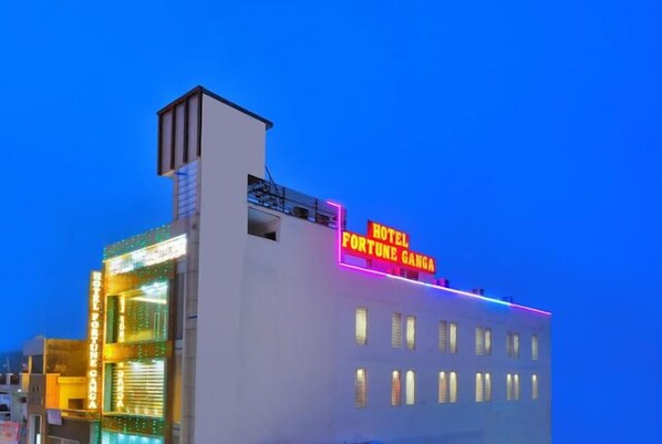 A hotel with a neon sign reading "HOTEL FORTUNE GANGA". - Hotel Fortune Ganga (Haridwar)
