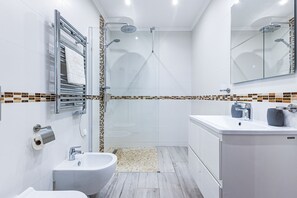 Shower, hair dryer, towels, shampoo