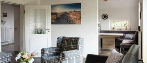 Smart TV, fireplace, DVD player, stereo