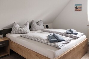 3 bedrooms, travel crib