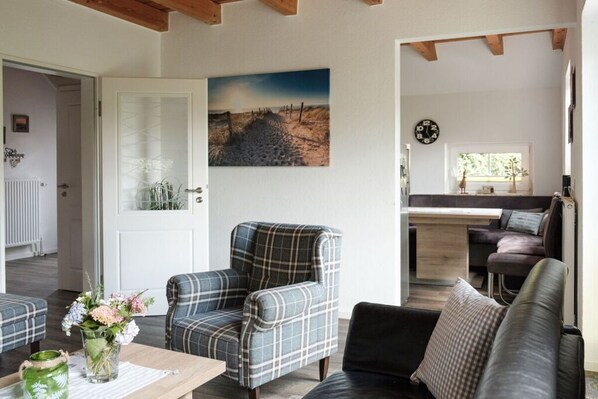 Smart TV, fireplace, DVD player, stereo