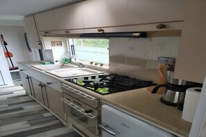 KylskÄp, spishÀll och kaffe- och tebryggare