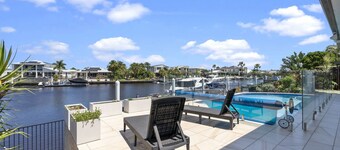 Bribie Bliss: Luxe Canal Living