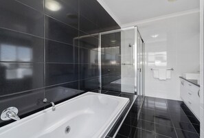 Douche, séchoir à cheveux, serviettes fournies