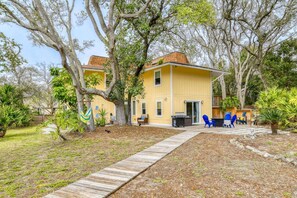 The backyard has plenty of space to have fun and relax. - Private Pool, Backyard Oasis, 10 Minute Walk to Beach, 3 Minute Walk to River, $300 in Free Tickets! (St. Augustine)