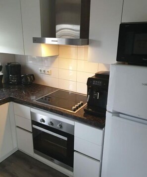 Køleskab, mikrobølgeovn, kogeplade, kaffe-/temaskine