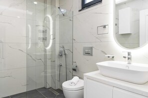 Habitación básica | Baño | Amenidades de baño gratuitas y secadora de cabello