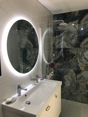 Doccia, asciugamani, sapone, carta igienica